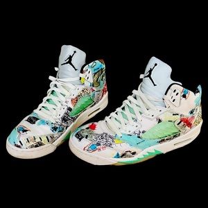 Woman’s air Jordan size 11’s. Use in very good condition.